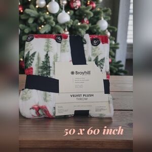 New Broyhill velvet plush throw 50 x 60 inch